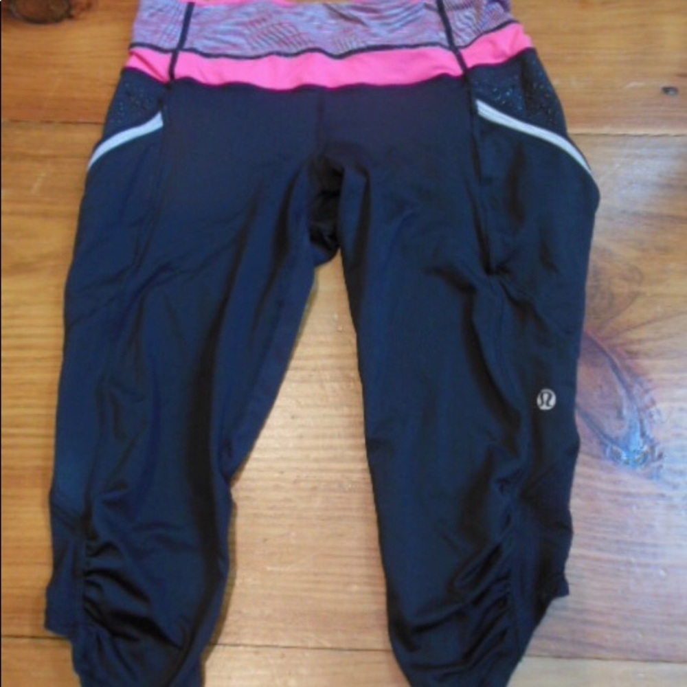 LULULEMON 6 Black Capri Leggings